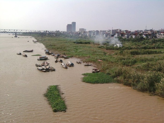 3. Cầu Long Biên, bãi giữa sông Hồng Cầu Long Biên không chỉ là một chứng nhân lịch sử, nối đôi bờ sông Hồng mà còn nối liền cuộc sống bình dị, hoang sơ của người dân bãi giữa sông Hồng với sự náo nhiệt chốn phồn hoa đô thị.